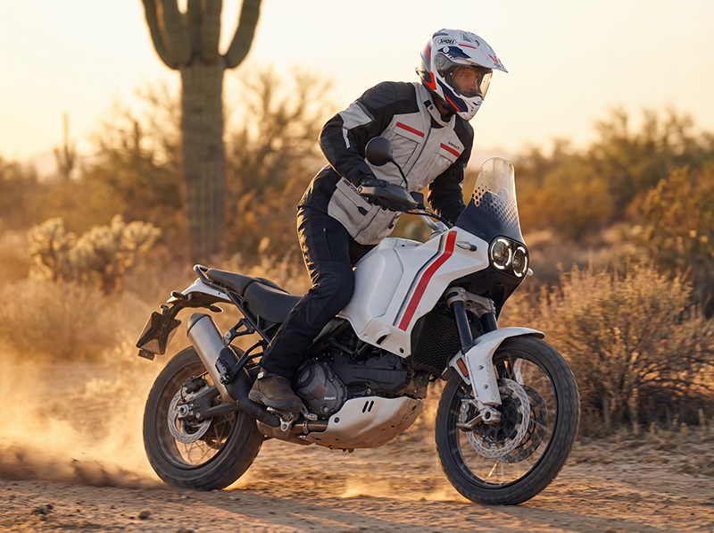 Held Carese 3 suit lifestyle 2